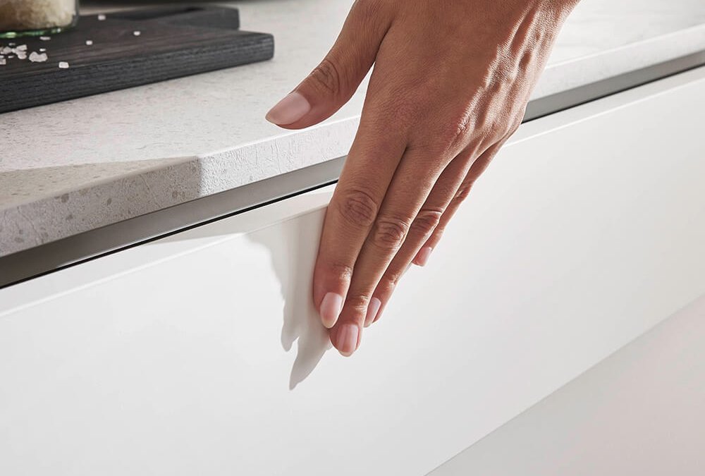 Hand auf einer matten Anti-Fingerprint-Küchenfront