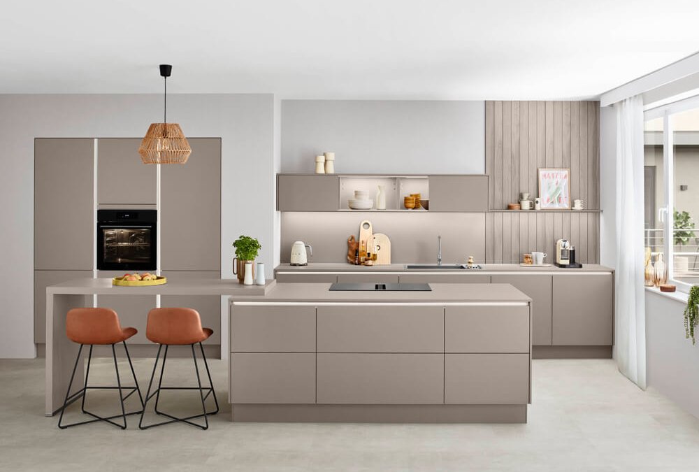 Moderne Einbauküche Laser 412 Macchiato mit Kochinsel und Holzdekor als Kücheninspiration 2026