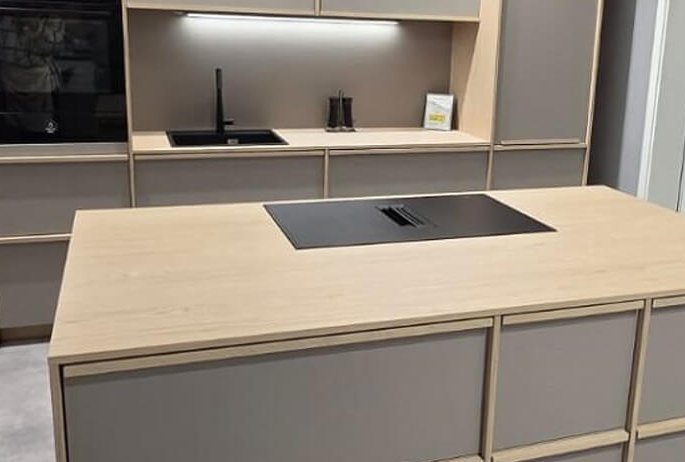 Moderne Inselküche im Japandi Style mit heller Holzoptik und ruhiger Farbgestaltung im KüchenMarkt Eching
