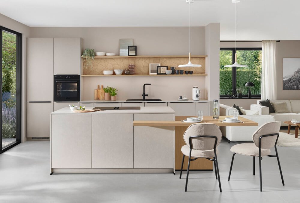 Moderne Einbauküche Look 604 in Sand mit Kücheninsel und matten Fronten