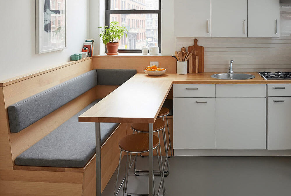 L-förmige Eckbank aus Holz in einer kleinen Küche.