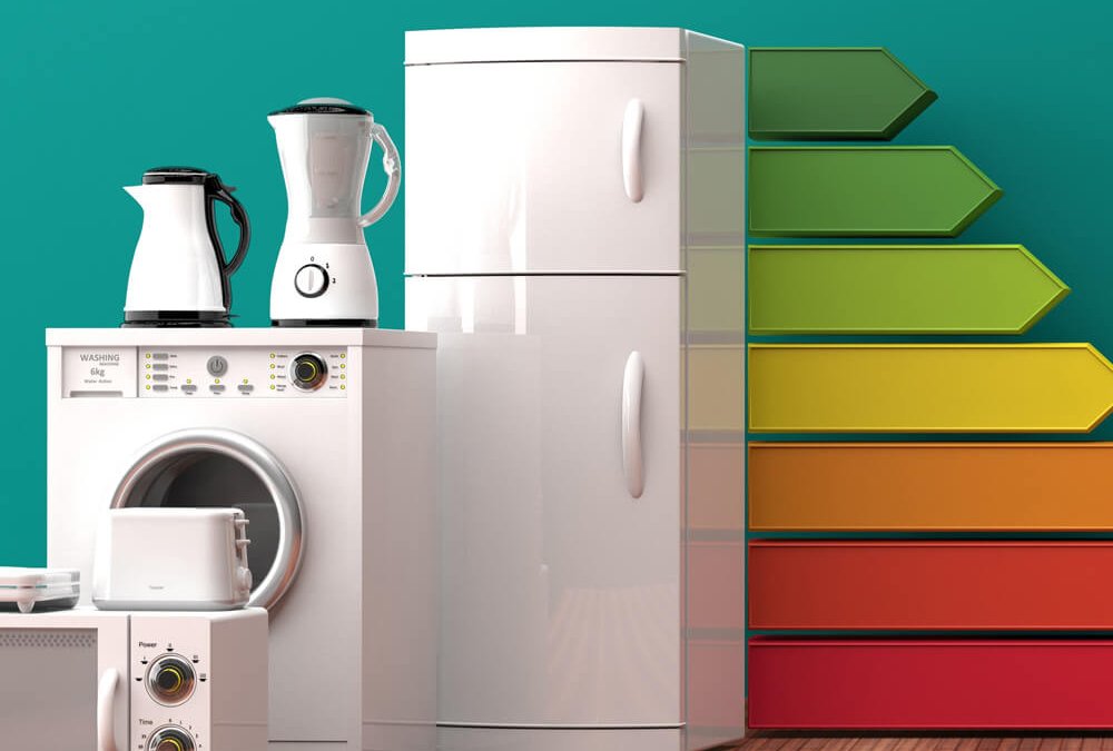 Haushaltsgeräte mit Energieeffizienz-Skala als Symbol für Strom sparen im Haushalt