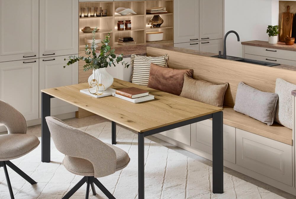 Moderne Landhausküche Sylt 848 mit Kücheninsel und integriertem Essplatz