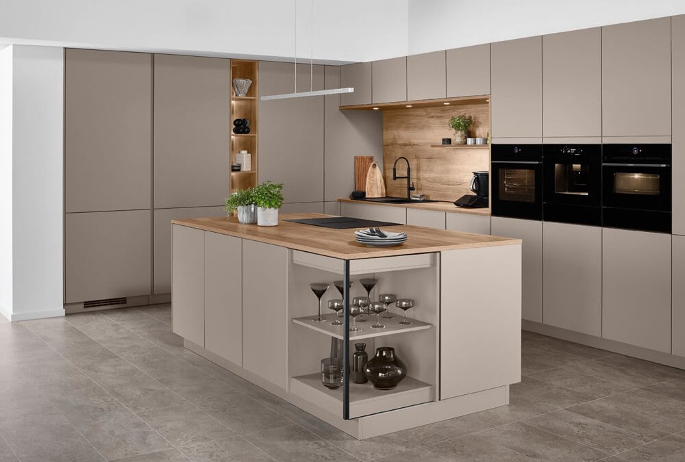 Moderne Küche matt Senso 483 in Beige mit Kochinsel und klarer, griffloser Linienführung