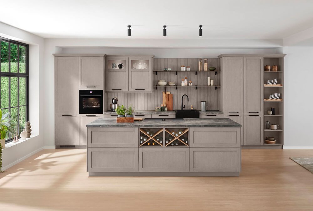 Landhausküche modern Frame 619 in Grau mit zentraler Kochinsel und integriertem Weinregal