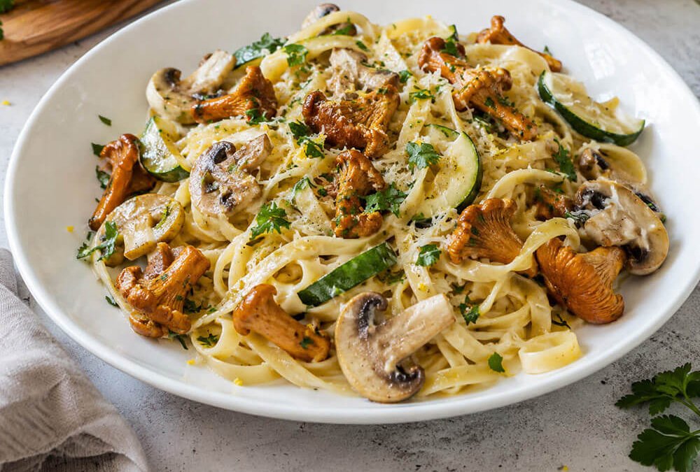 Leichte Pilzpfanne mit Pfifferlingen und Zucchini in Zitronen-Parmesan-Sauce