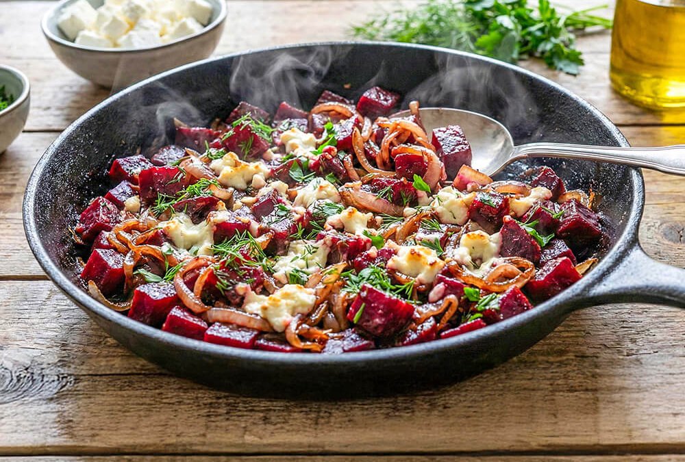 Teaser zum Rote-Bete-Pfanne Rezept: warmes Pfannengericht mit Zwiebeln und Feta, einfach und vegetarisch.