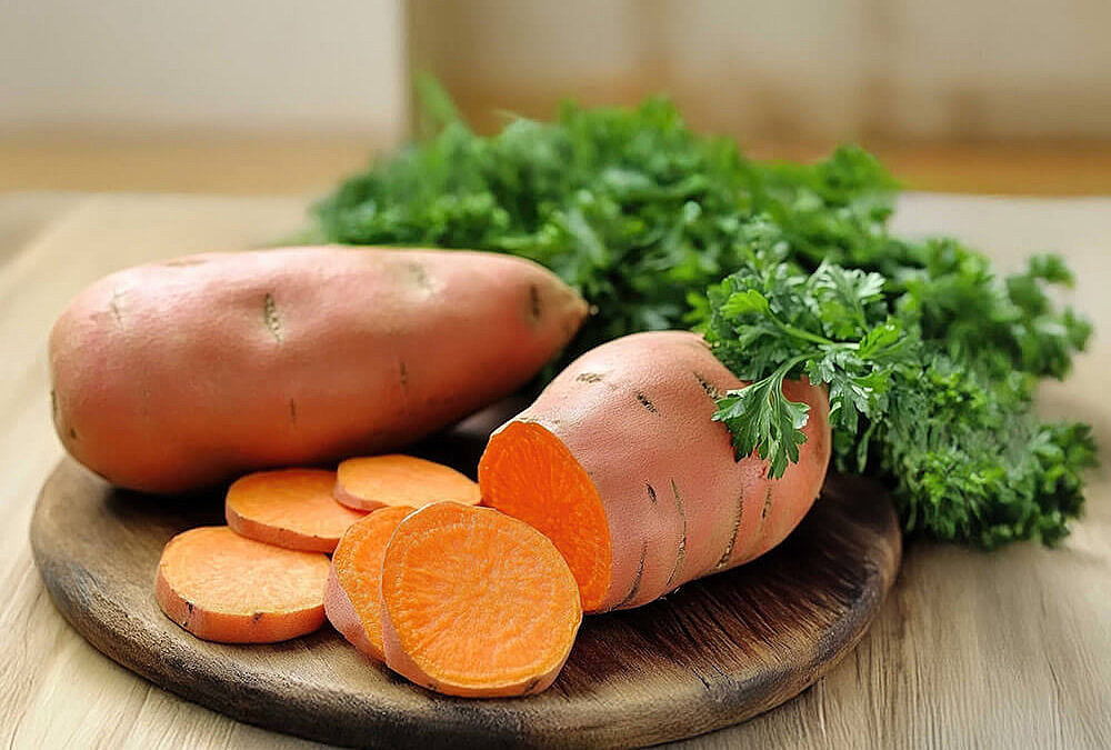 Gebackene Süßkartoffelhälften mit Joghurt-Zitronen-Dip und Kräutern auf Teller