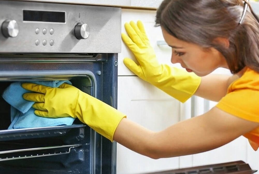 Backofen reinigen mit Hausmitteln – kurz erklärt, ohne Chemie.