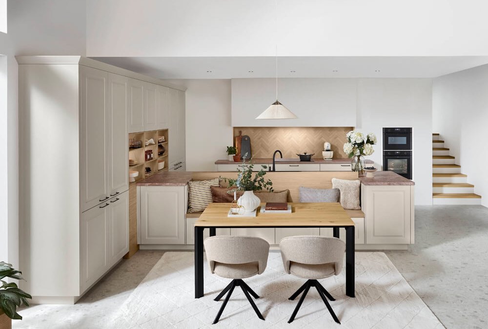 Landhausküche modern Sylt 848 mit hellen Kassettenfronten und Holzakzenten bei KüchenMarkt