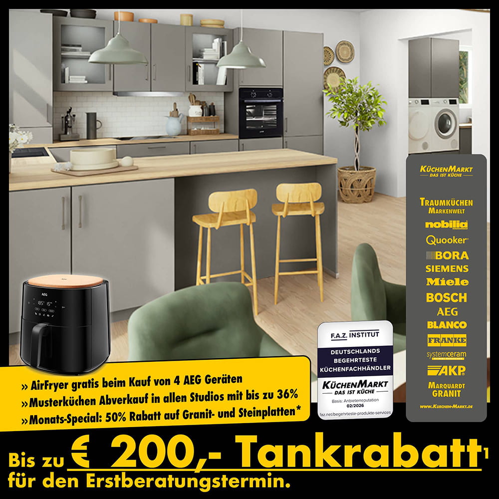Graue Markenküche mit Holzarbeitsplatte, AEG Airfryer-Aktion und bis zu 200 Euro Tankrabatt bei KüchenMarkt
