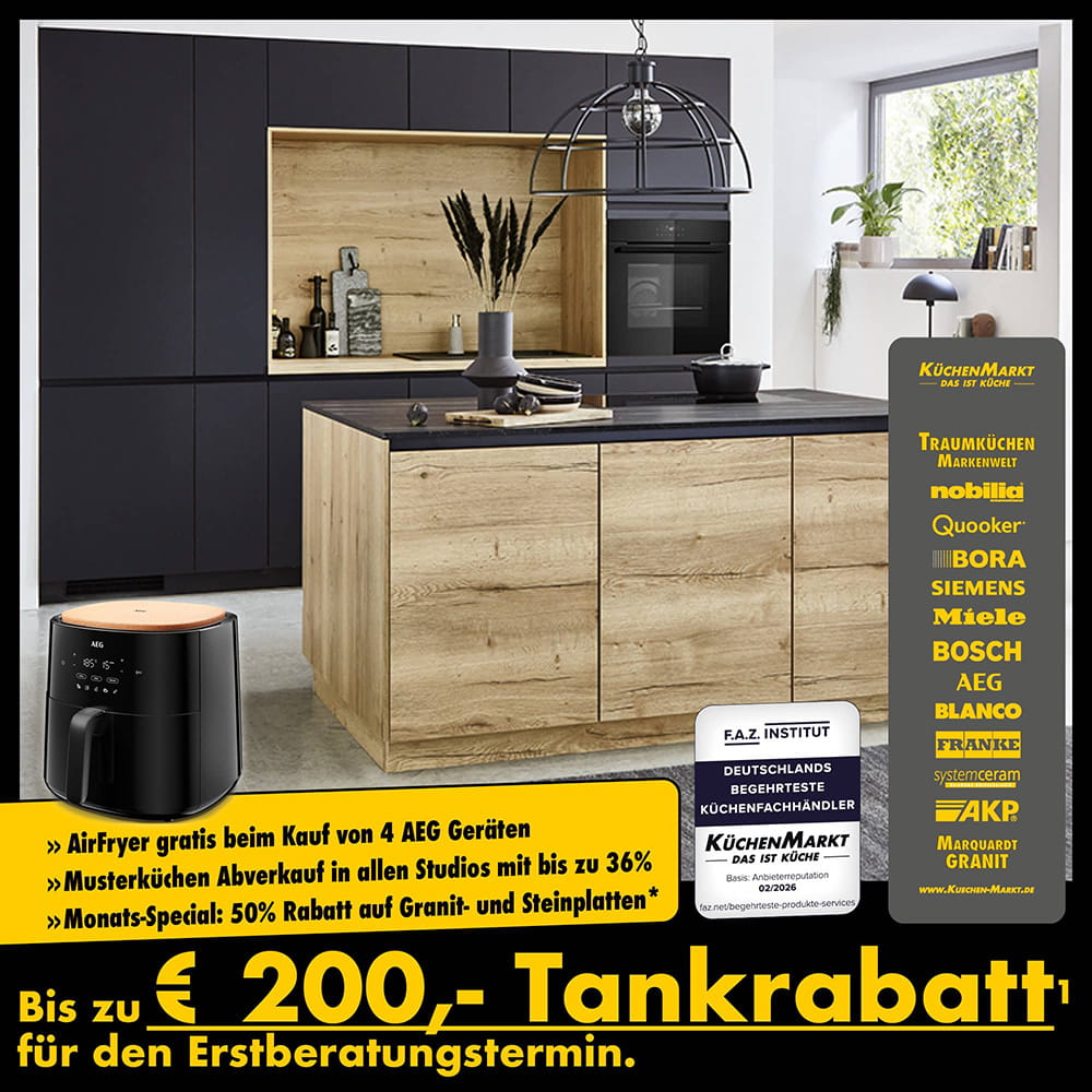 Moderne Küche mit Holzfronten, schwarzen Hochschränken und Kücheninsel – bis zu 200 Euro Tankrabatt bei KüchenMarkt