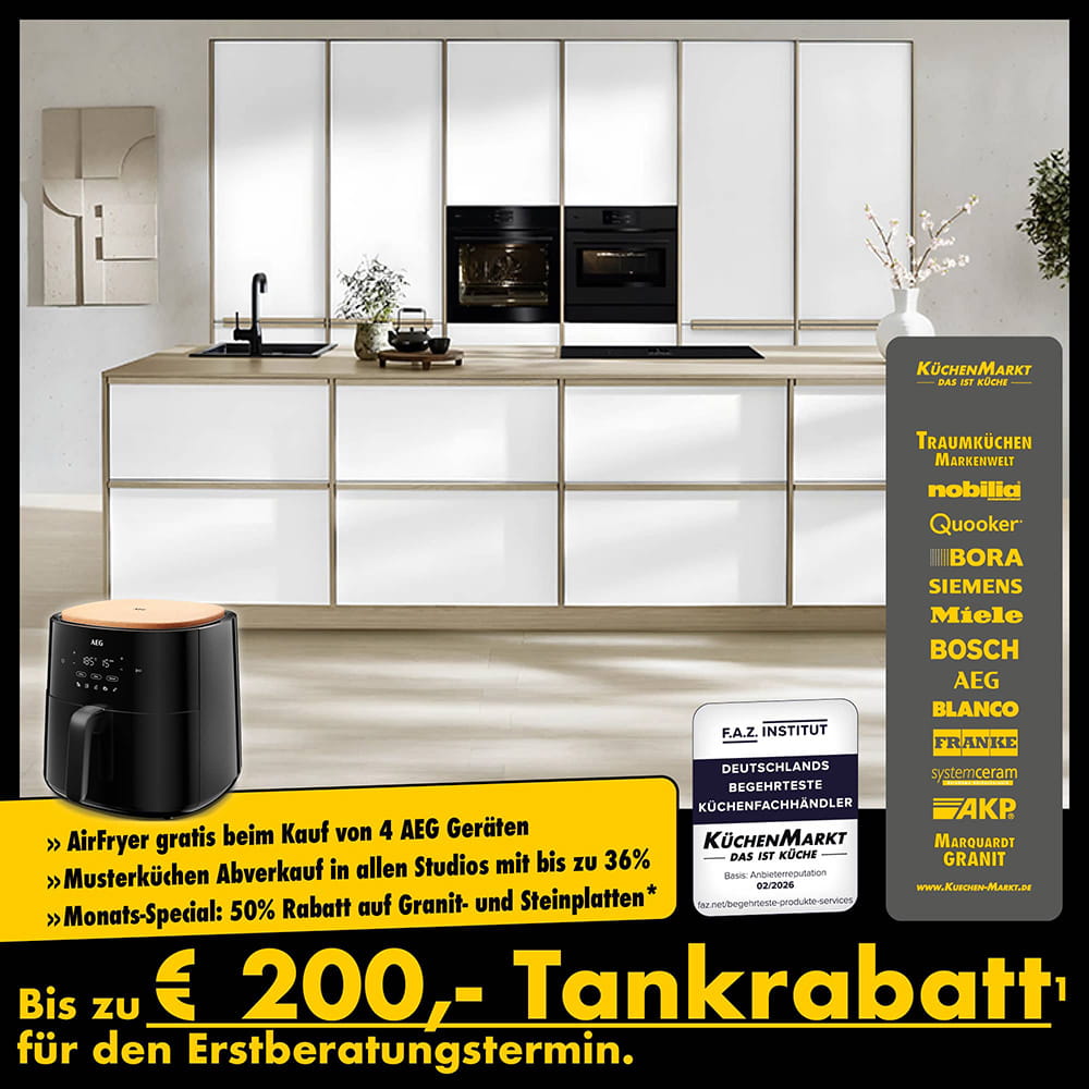 Helle weiße Markenküche mit moderner Küchenzeile und Aktionshinweis bis zu 200 Euro Tankrabatt bei KüchenMarkt