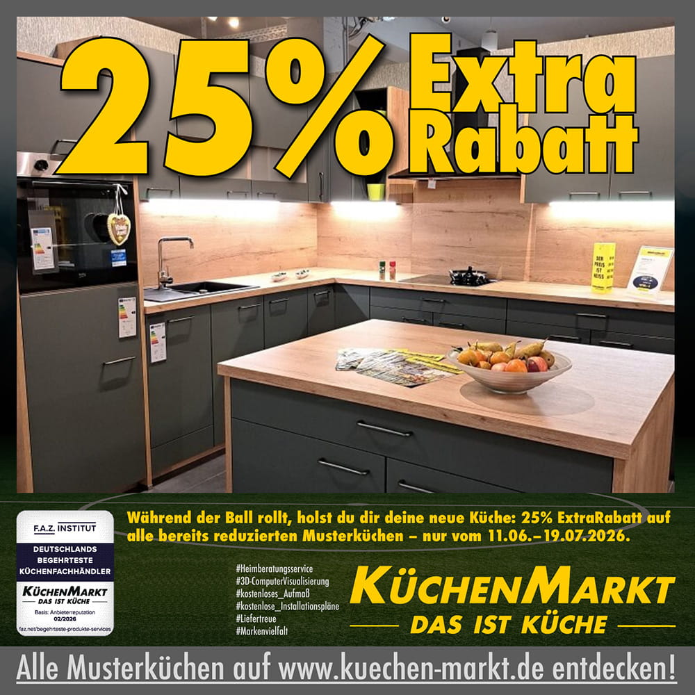 Reduzierte Musterküche in Grau mit Holzarbeitsplatte und Kücheninsel – 25 % Extra-Rabatt bei KüchenMarkt