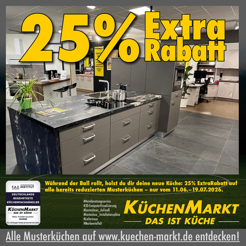 Graue Musterküche mit großer Kücheninsel, dunkler Arbeitsplatte und Stauraum – 25 % Extra-Rabatt bei KüchenMarkt