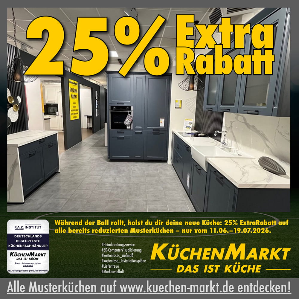 Dunkelblaue Musterküche im Landhausstil mit weißen Arbeitsplatten – 25 % Extra-Rabatt auf reduzierte Musterküchen bei KüchenMarkt