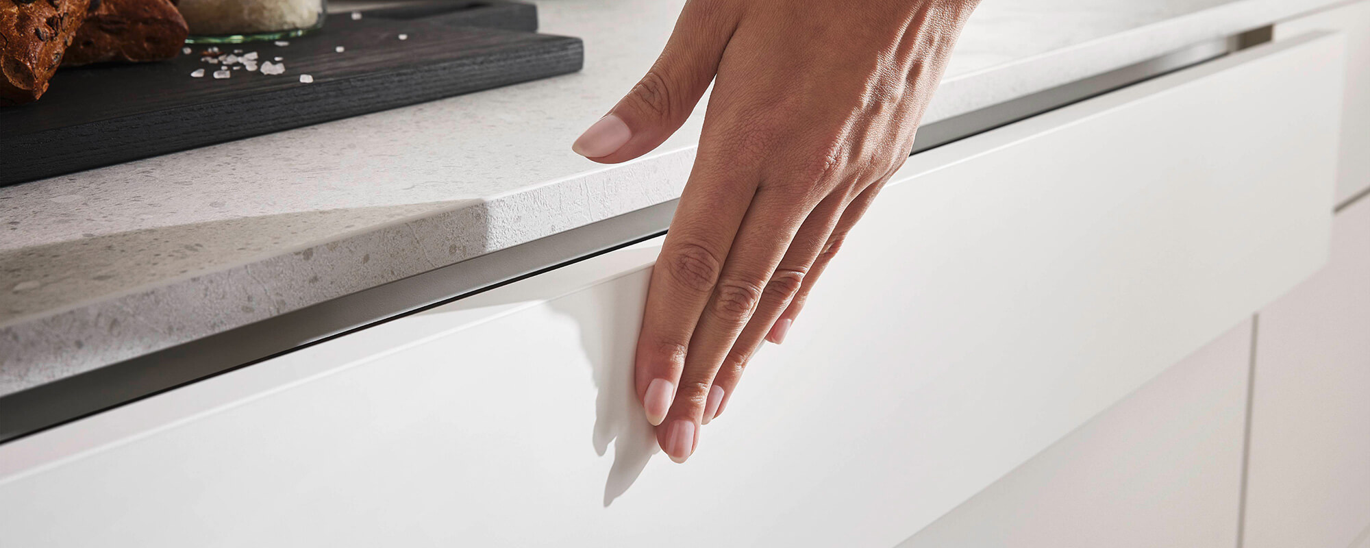 Hand auf einer matten Küchenfront mit Anti-Fingerprint-Oberfläche