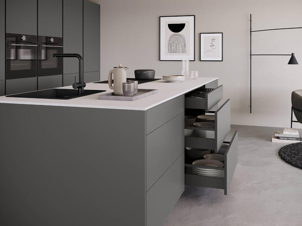 Moderne Küche mit grauer Insel – Geschirr im Vollauszug des nBOX-Systems – Küchenstudio Wolfratshausen – KüchenMarkt