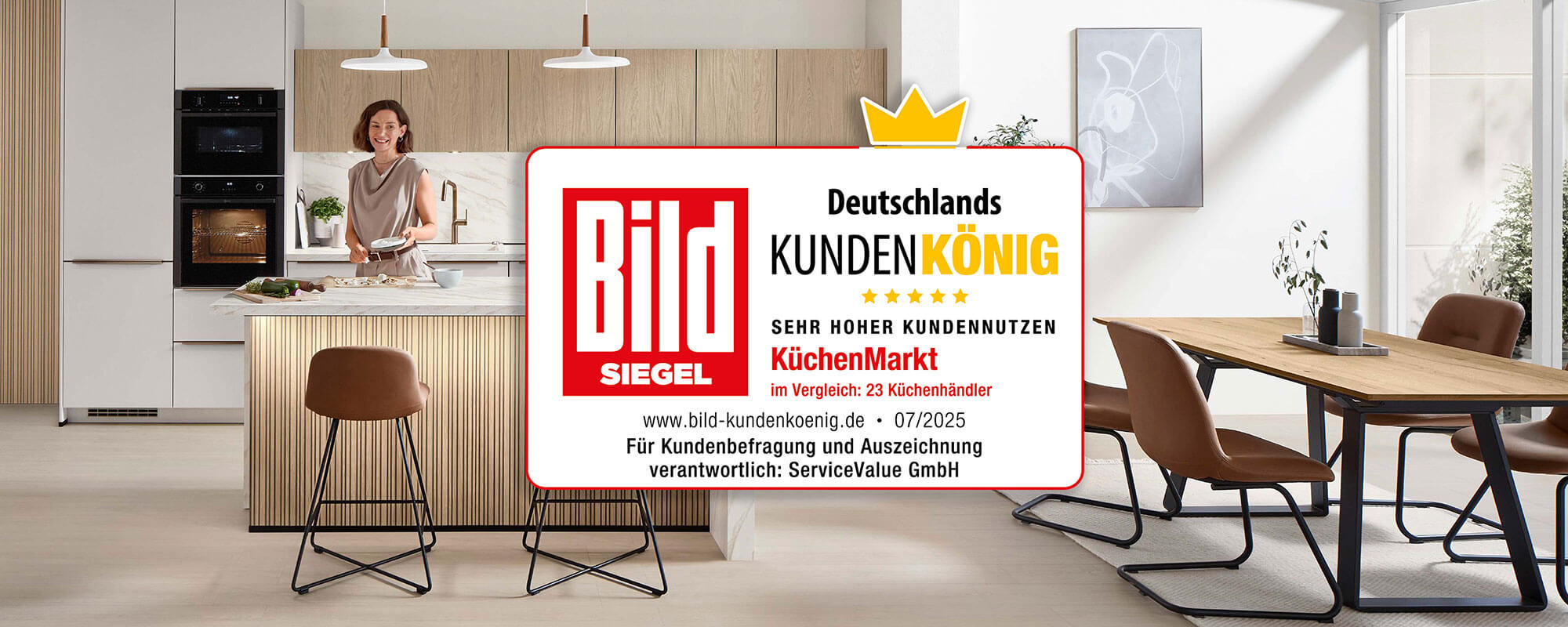 Frau in einer offenen Küche mit Essbereich. Im Vordergrund ist das BILD-Siegel "Deutschlands-Kundenkönig" zu sehen.