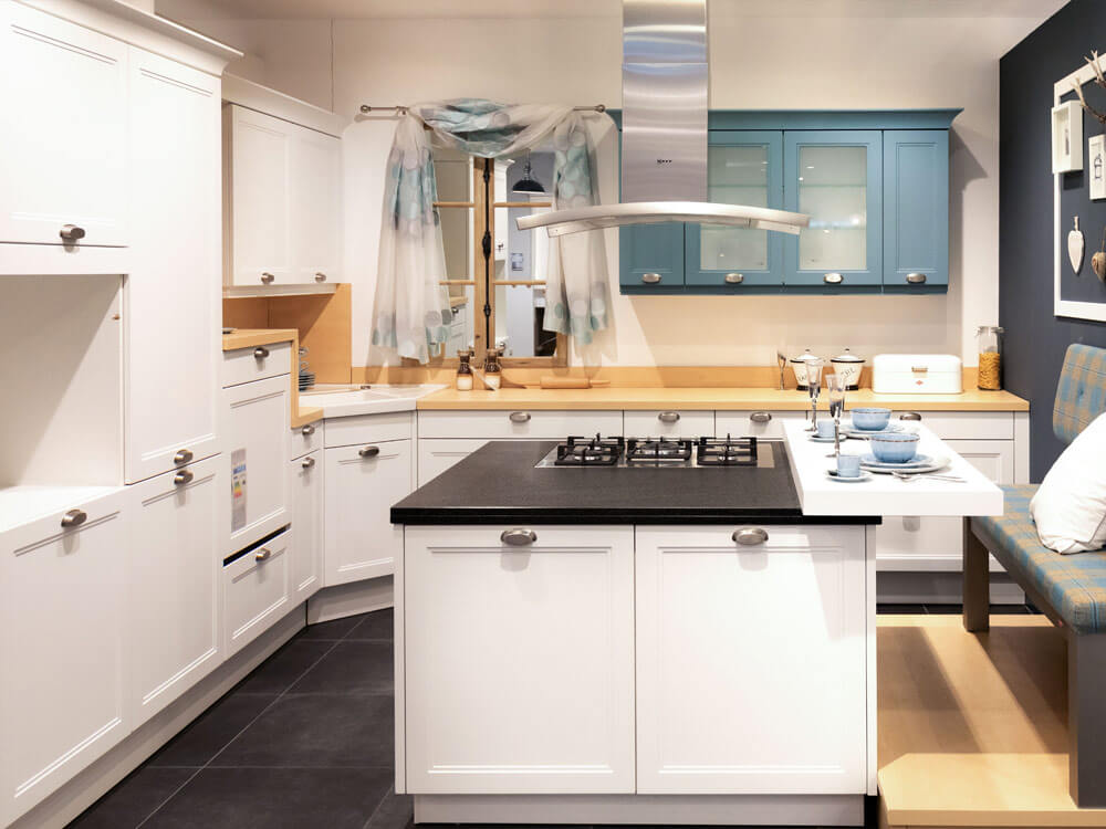 Gepolsterte Eckbank in der Küche, die an eine Kücheninsel integriert ist. 