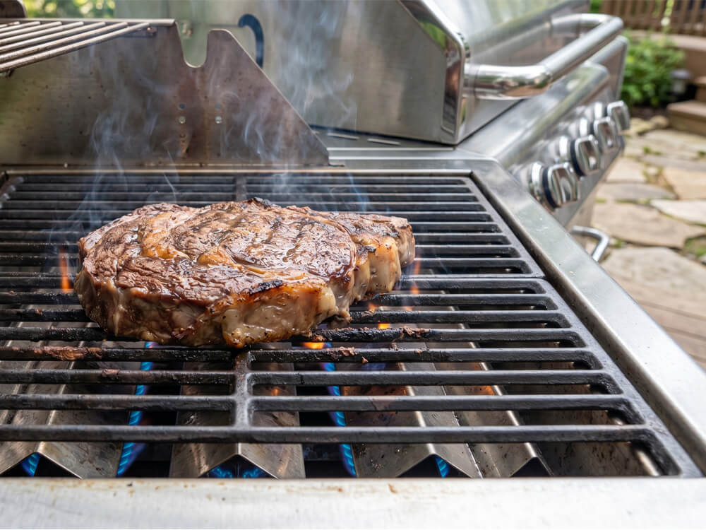Steak wird auf einem Gasgrill mit kontrollierter Hitze gegrillt