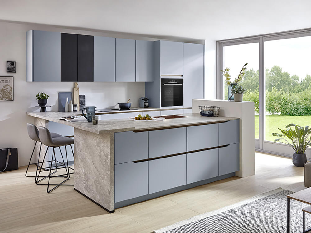 Moderne Outdoor-Küche mit Arbeitsfläche und integrierter Grillstation
