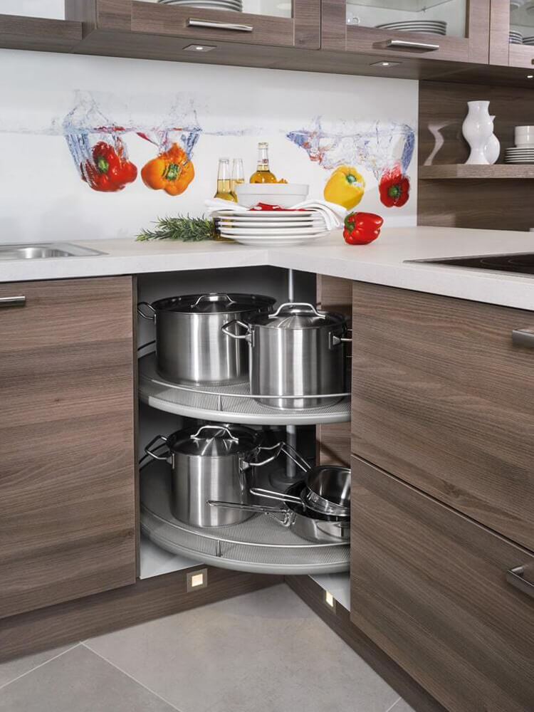 Eckschrank mit ausziehbaren Karussellböden und Töpfen