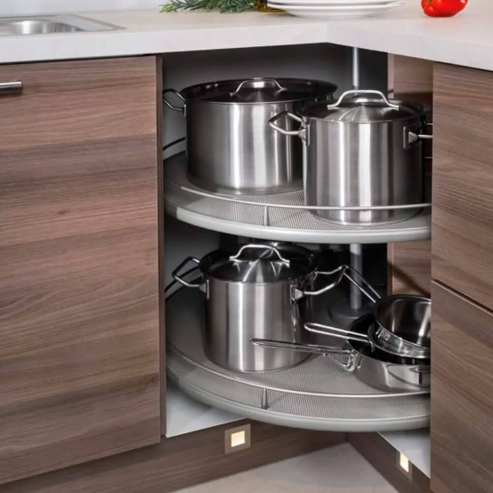 Töpfe und Pfannen verstauen: Karussell-Eckschrank mit Töpfen für optimale Nutzung des Stauraums & leichten Zugriff.