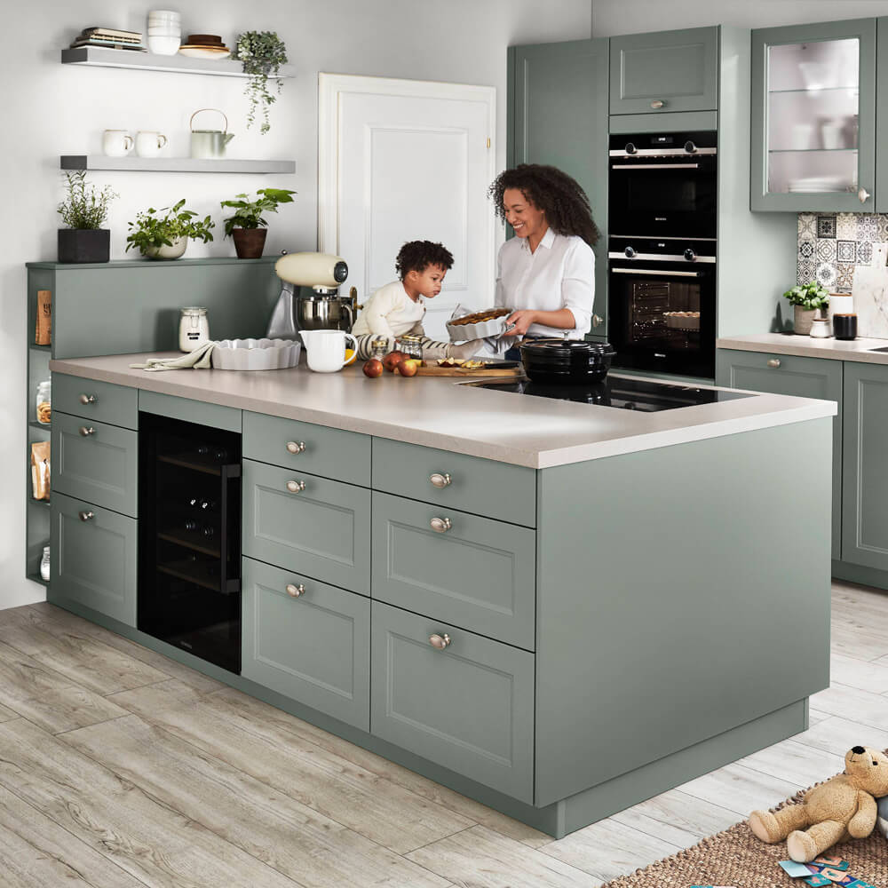 Moderne Landhausküche Cascada 776 in Schilf mit Steinoptik und Holzakzenten
