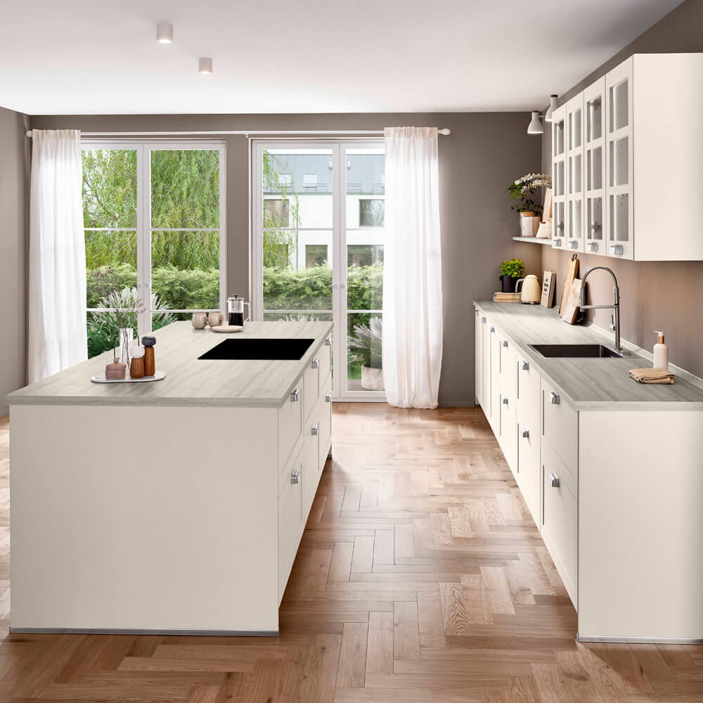 Moderne Landhausküche Nordic 788 mit sandfarbenen, matten Rahmenfronten