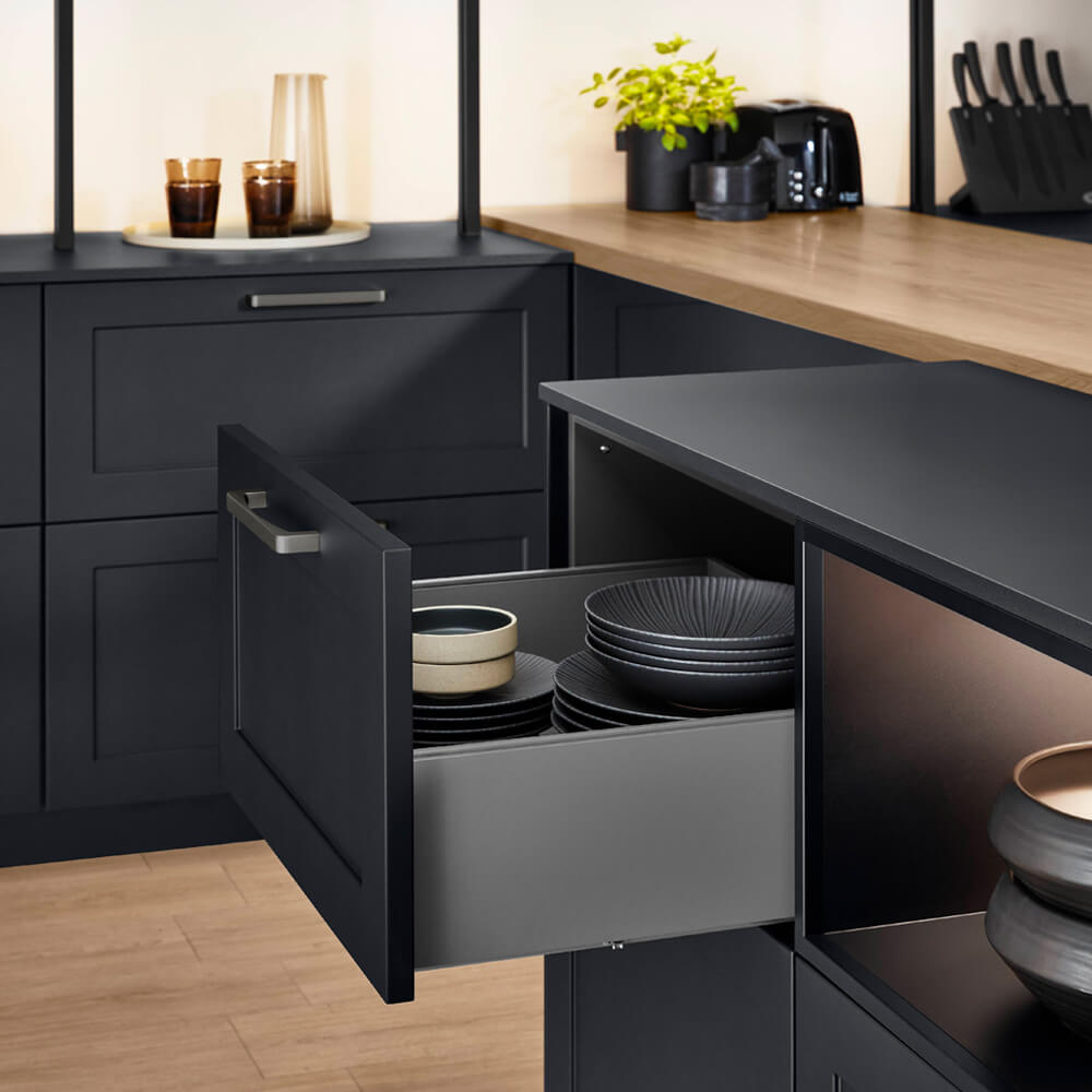 Schwarze moderne Landhausküche Nordic 791 mit Rahmenfronten und Eiche