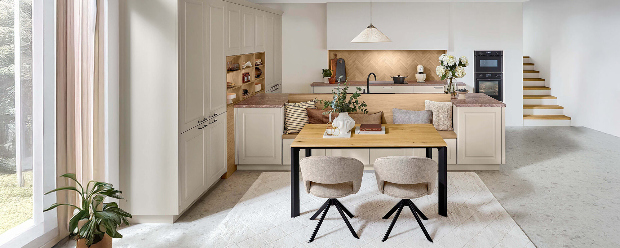 Moderne Landhausküche Sylt 848 mit hellen Rahmenfronten, Holz und Sitzplatz