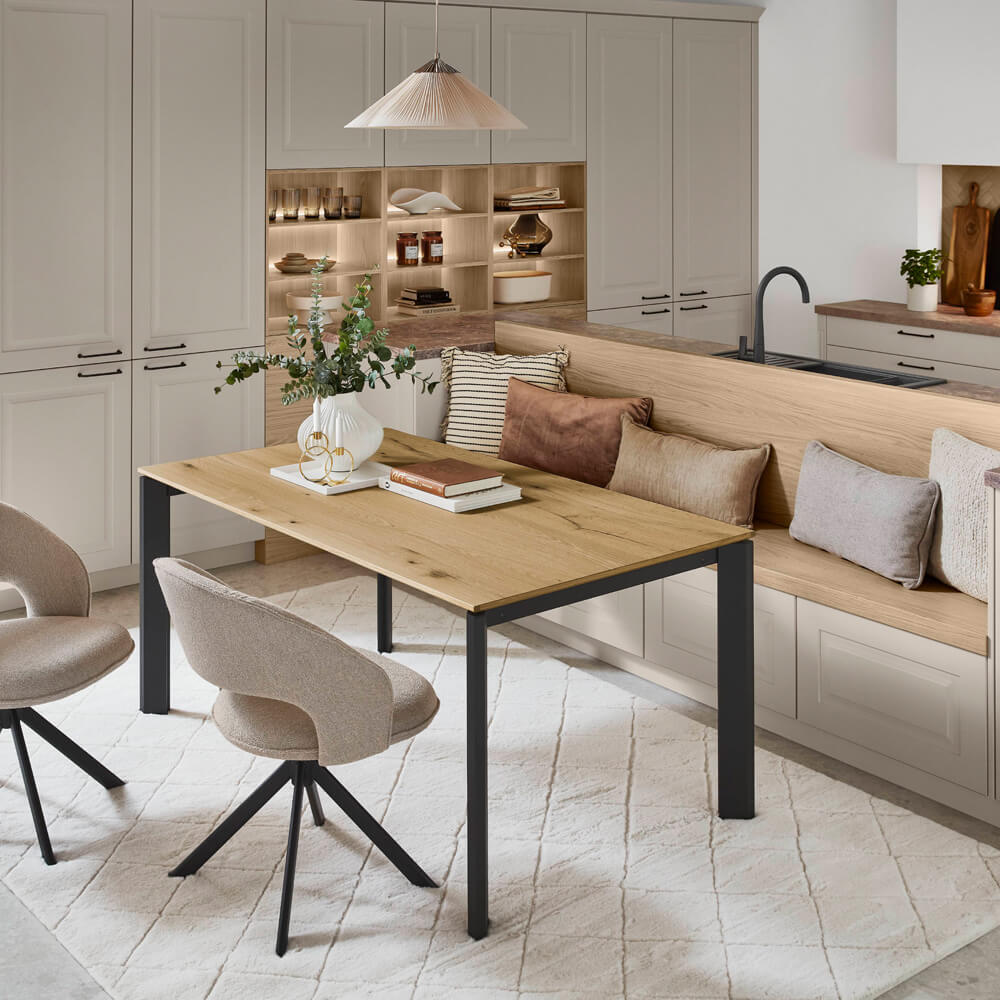 Moderne Landhausküche Sylt 848 mit Kücheninsel und integriertem Essplatz