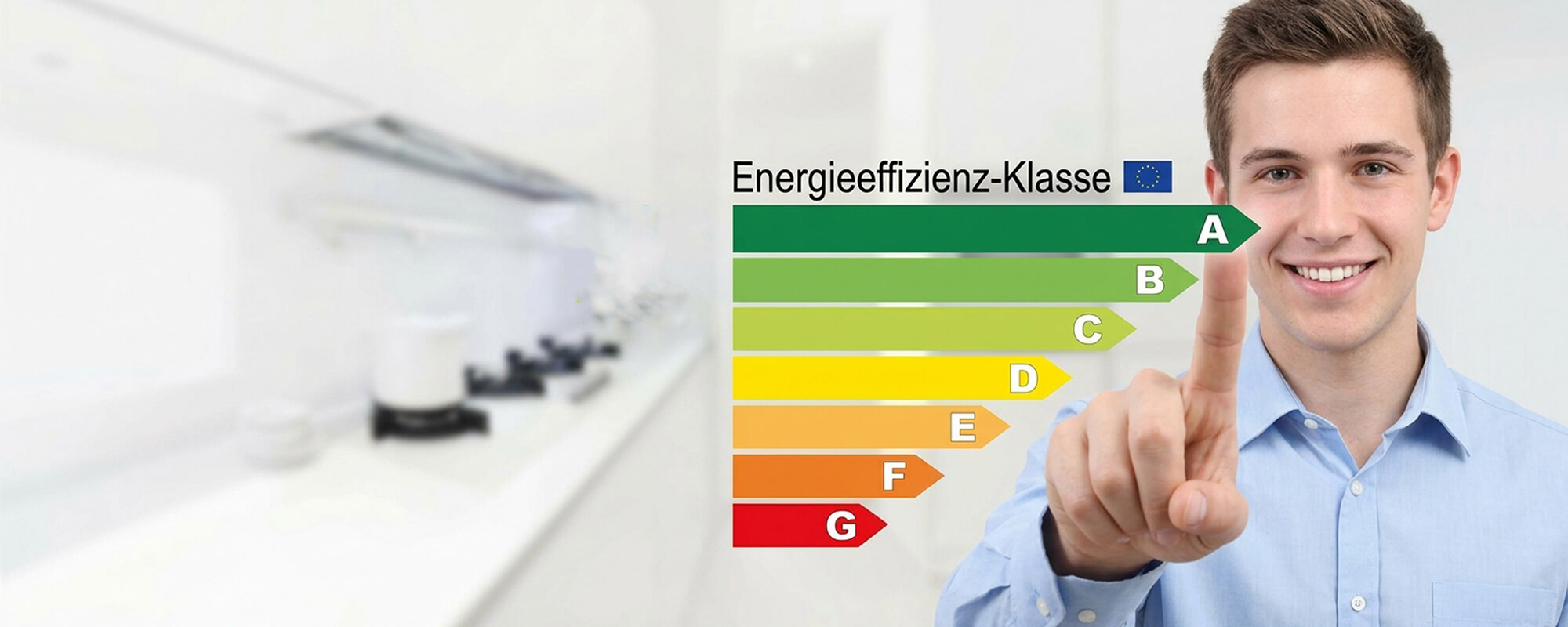 Mann zeigt auf eine grafische Darstellung der Energieeffizienzklassen A bis G