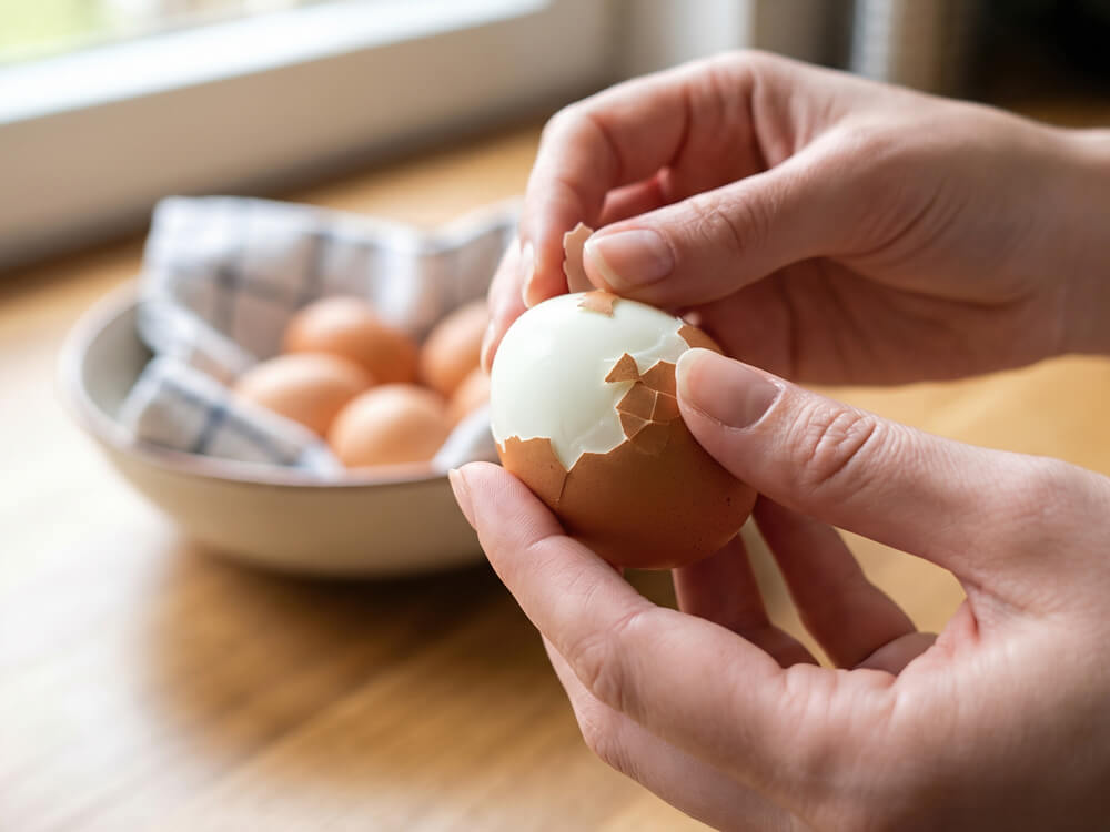 Ei aufschlagen zur Prüfung von Eigelb und Eiweiß Frische