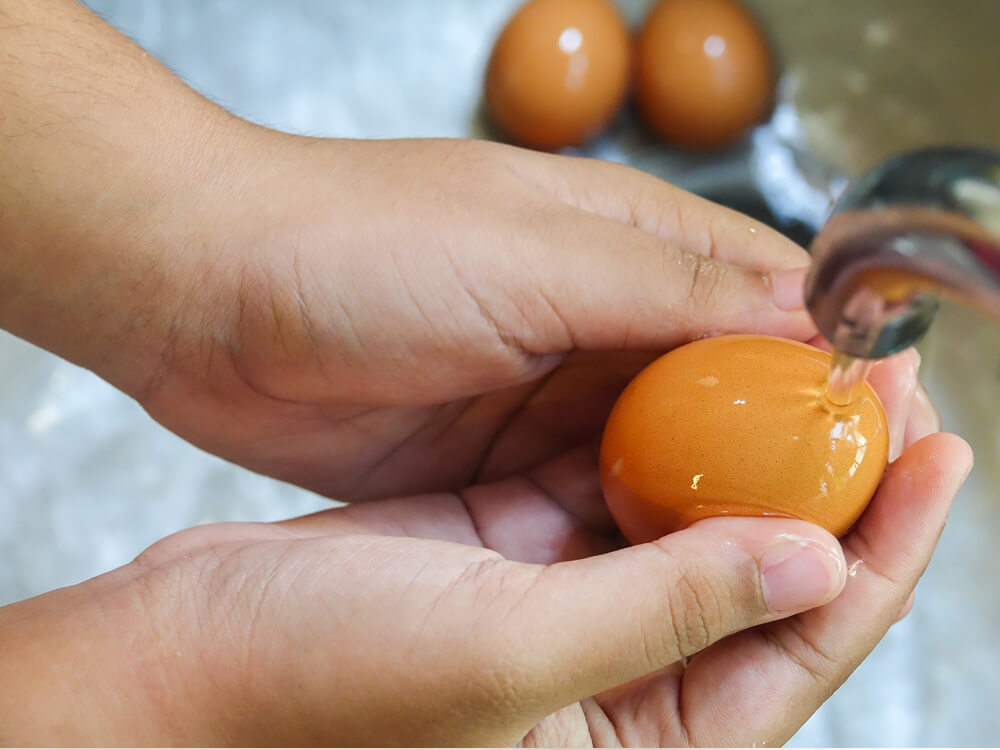 Ei im Wasserglas-Test zur Frischebestimmung