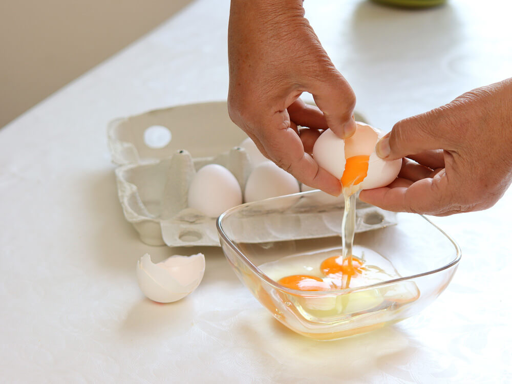 Eier aufschlagen und hygienisch verarbeiten in der Küche