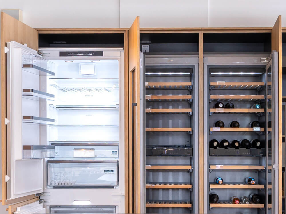 Gut organisierter Kühlschrank mit optimal gelagerten Lebensmitteln