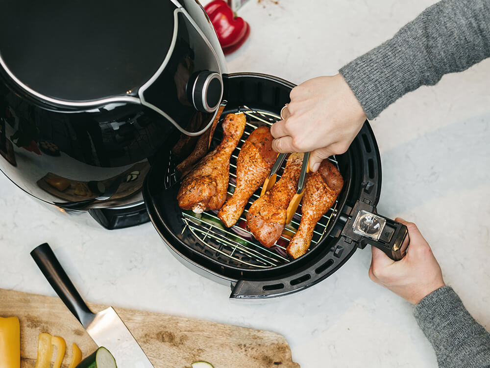 Marinierte Hähnchenkeulen im Airfryer mit wenig Öl für bessere Knusprigkeit