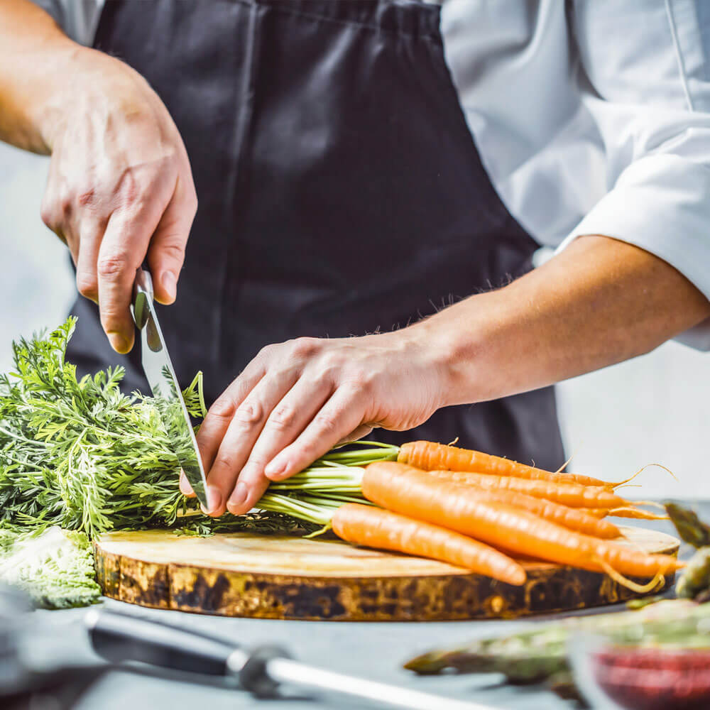 Karotten-knackig-lagern – Möhren frisch schneiden und richtig aufbewahren
