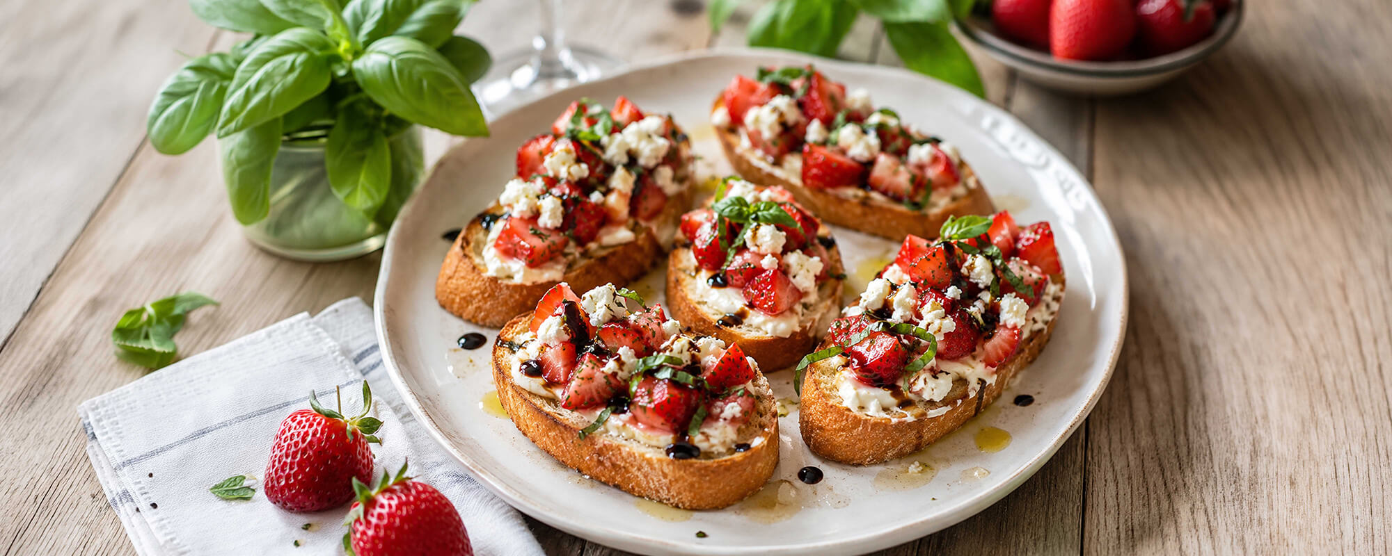 Erdbeer-Feta-Crostini mit frischen Erdbeeren, Feta und Basilikum auf geröstetem Brot
