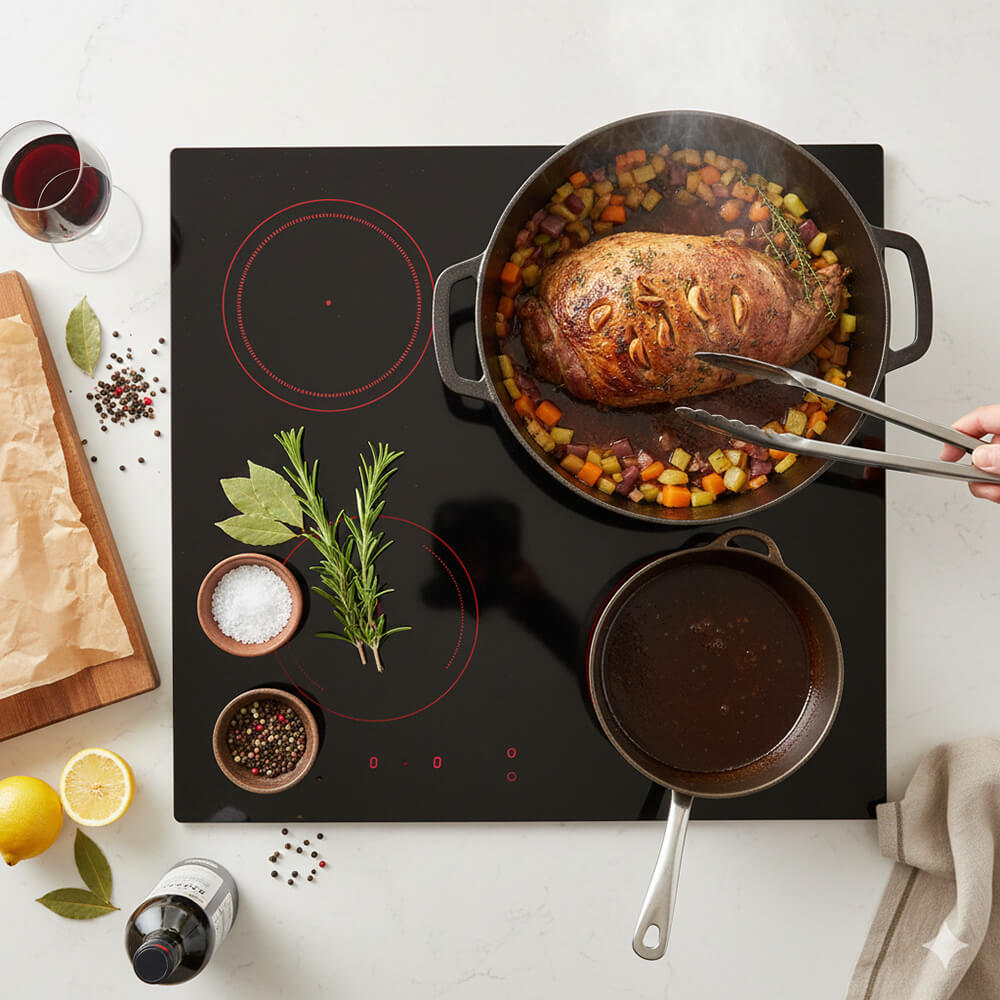 Lammkeule wird mit Kräutern in der Pfanne scharf angebraten