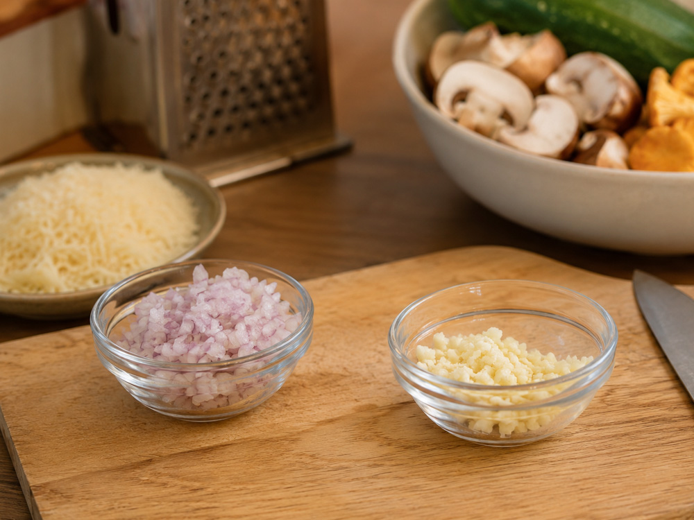 Zutaten für eine leichte Pilzpfanne mit Pfifferlingen, Champignons, Zucchini und Parmesan