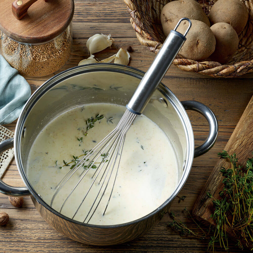 Sahnemischung mit Thymian, Muskatnuss und Knoblauch – Basis für cremiges Kartoffel-Pastinaken-Gratin