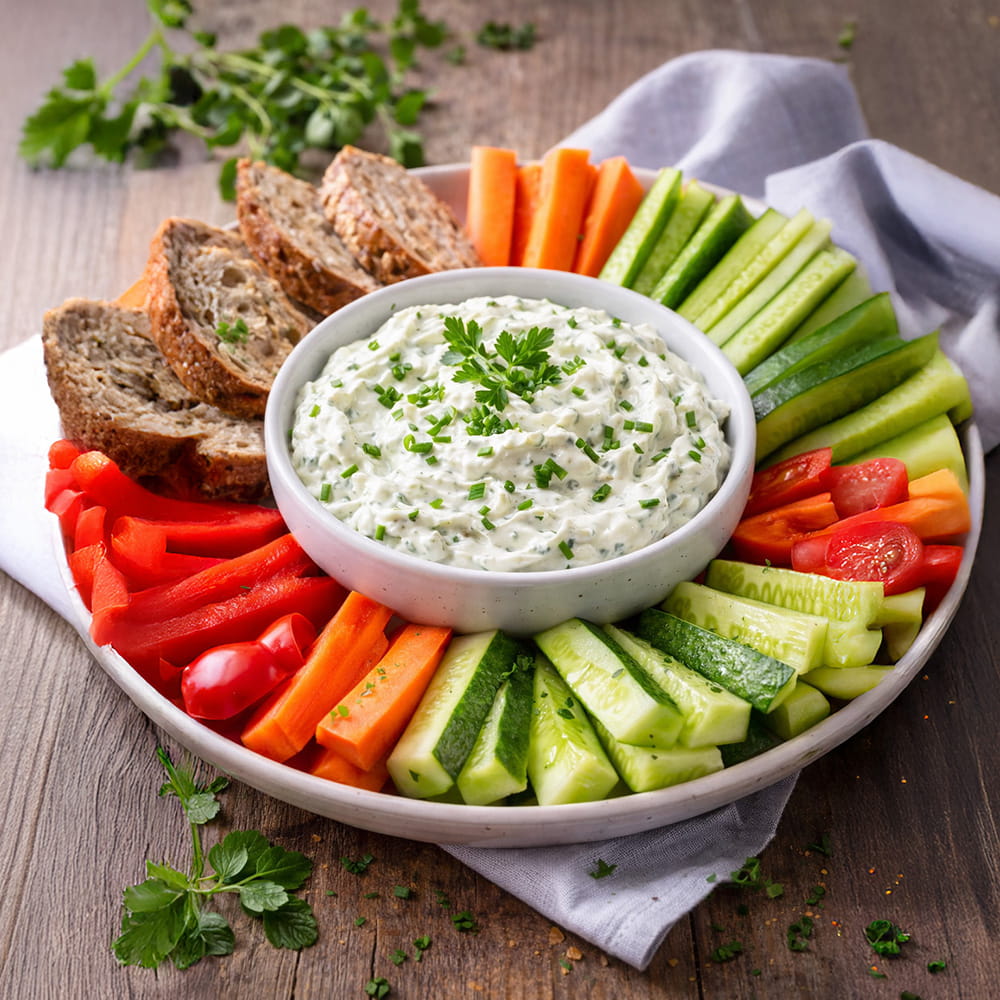 Kräuterfrischkäse-Aufstrich mit Rohkost und Vollkornbrot – leichte Mahlzeit für den Feierabend.