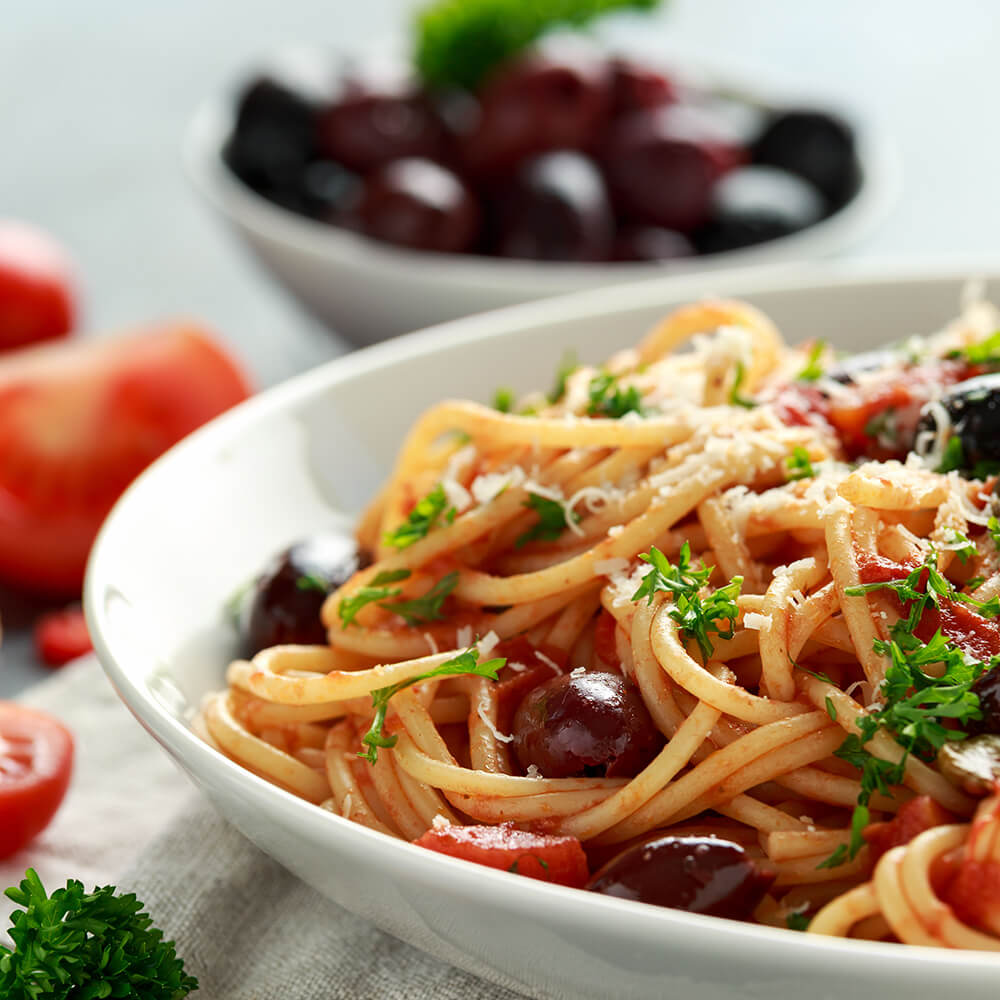 KüchenMarkt Rezept Spaghetti mit fruchtiger Tomaten-Oliven-Sauce