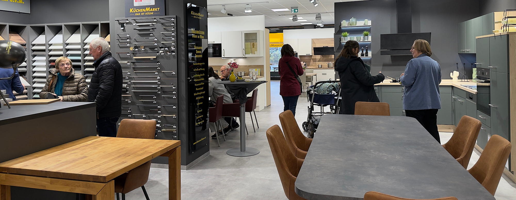 KüchenMarkt Showroom: Besucher beraten sich zwischen Küchenzeilen, Griffmustern und Esstischen