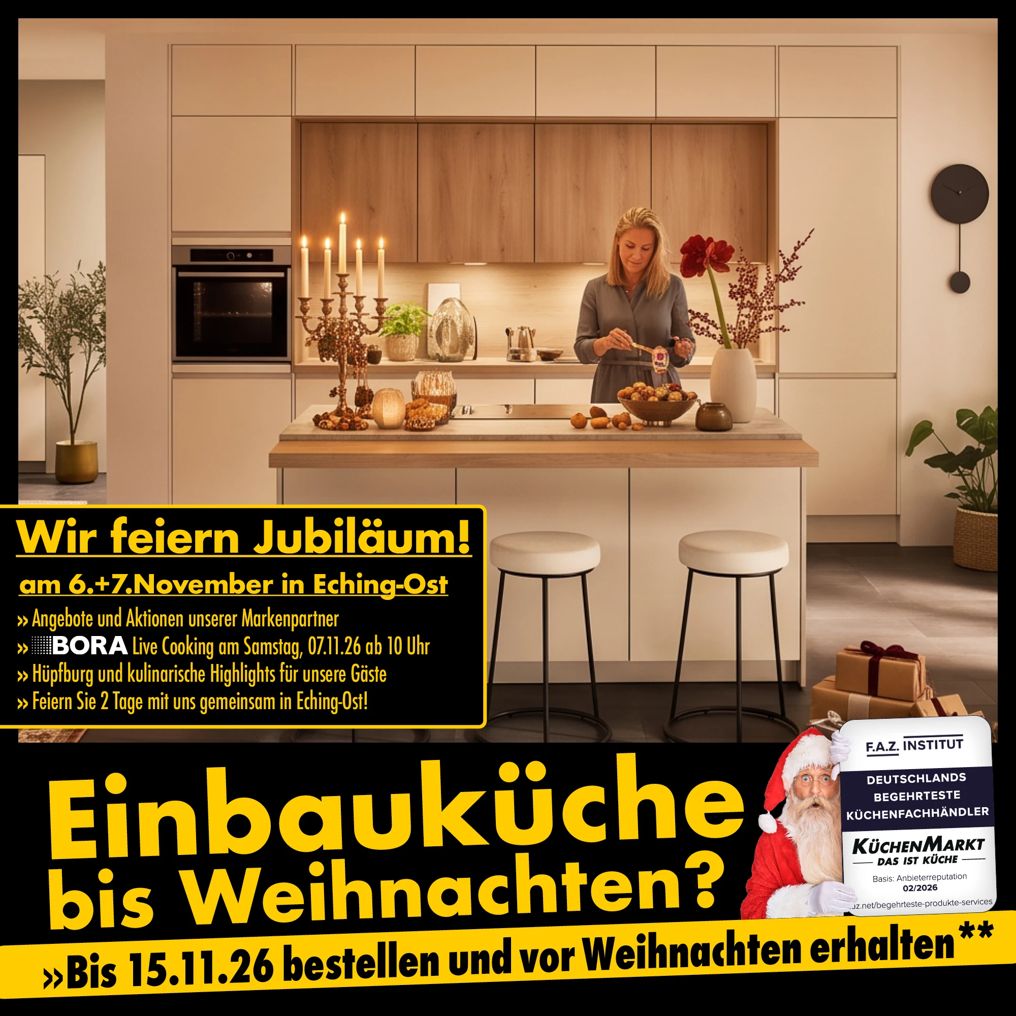 Frau an der Kücheninsel einer warm beleuchteten Einbauküche mit Kerzenleuchter, Amaryllis und Jubiläumshinweis