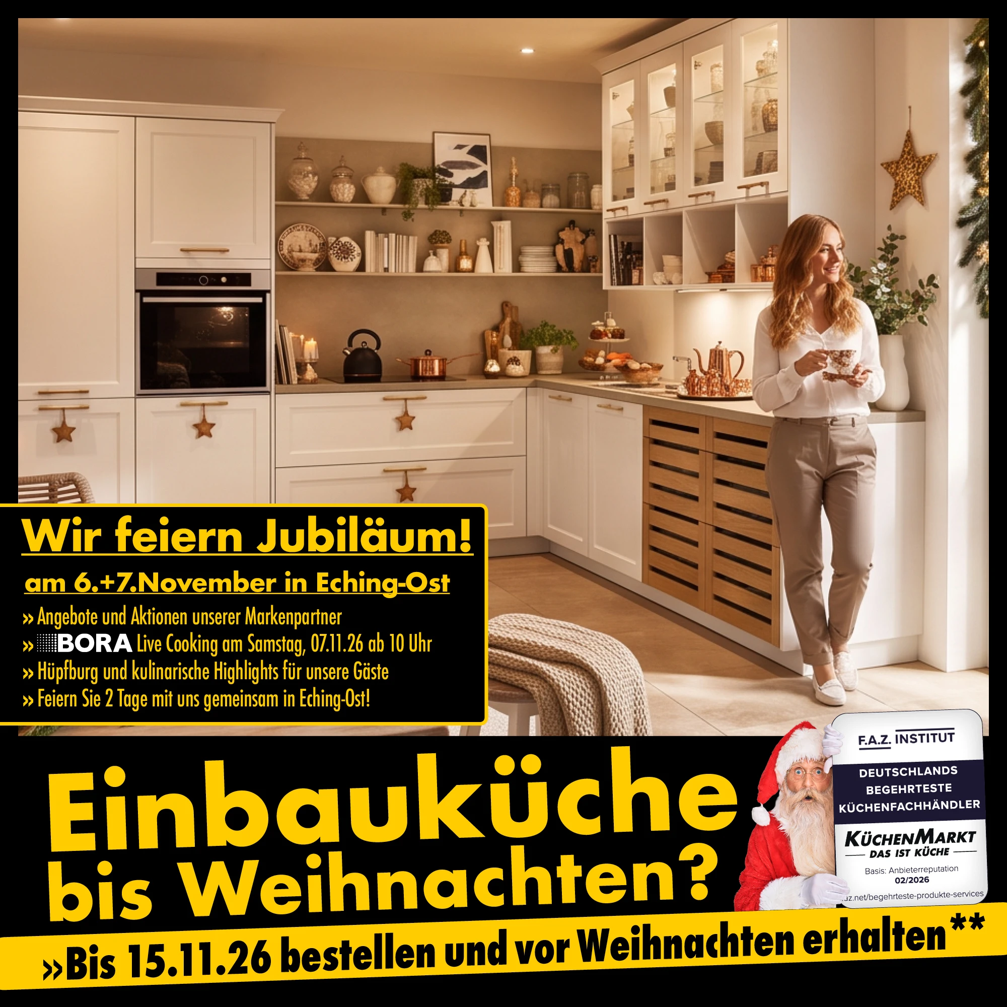 Frau mit Teetasse in einer L-förmigen Küche mit Glasvitrinen, Sternen-Deko und Jubiläumshinweis