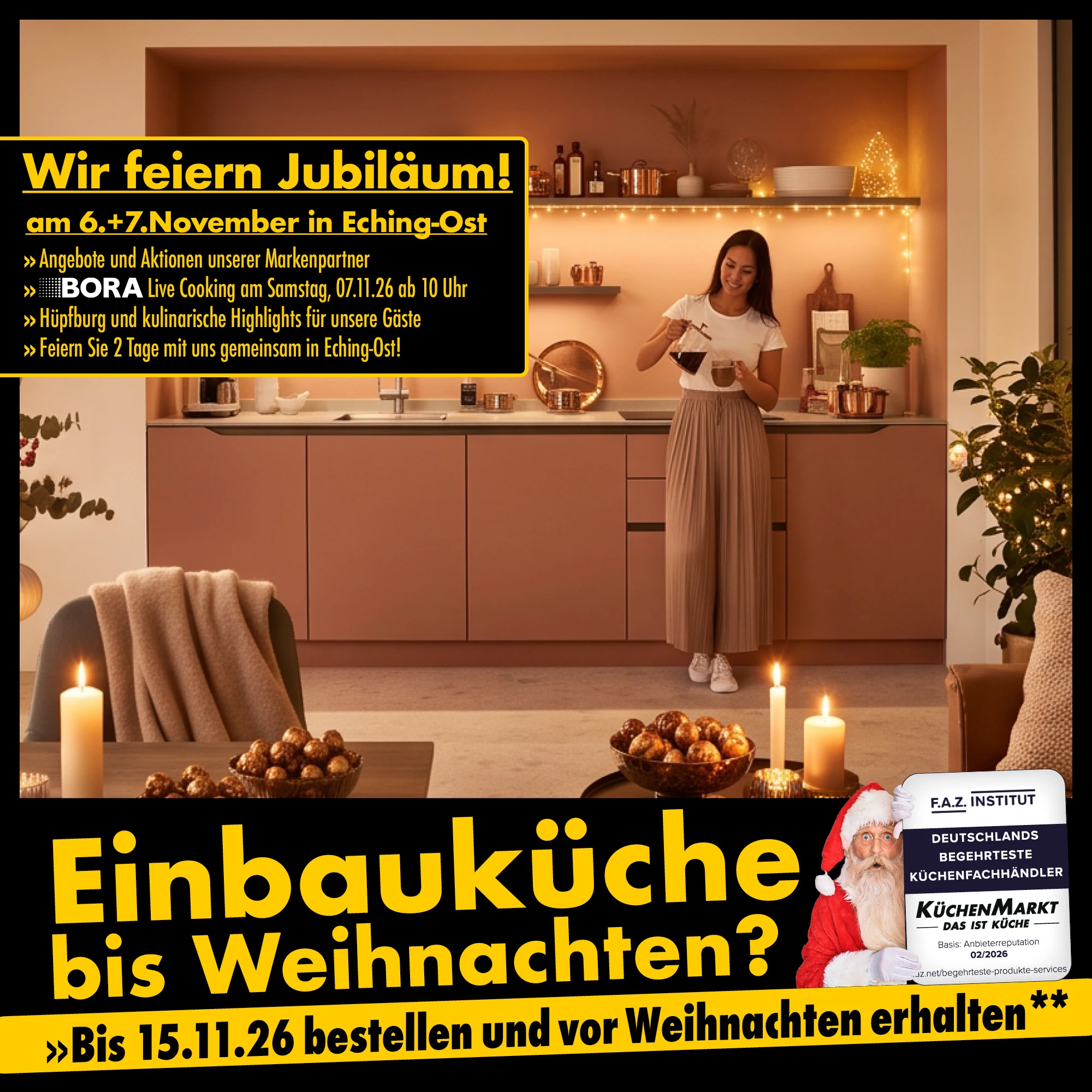 Frau gießt Kaffee in einer terrakottafarbenen Küche mit Lichterkette, Kupfertöpfen und Jubiläumshinweis
